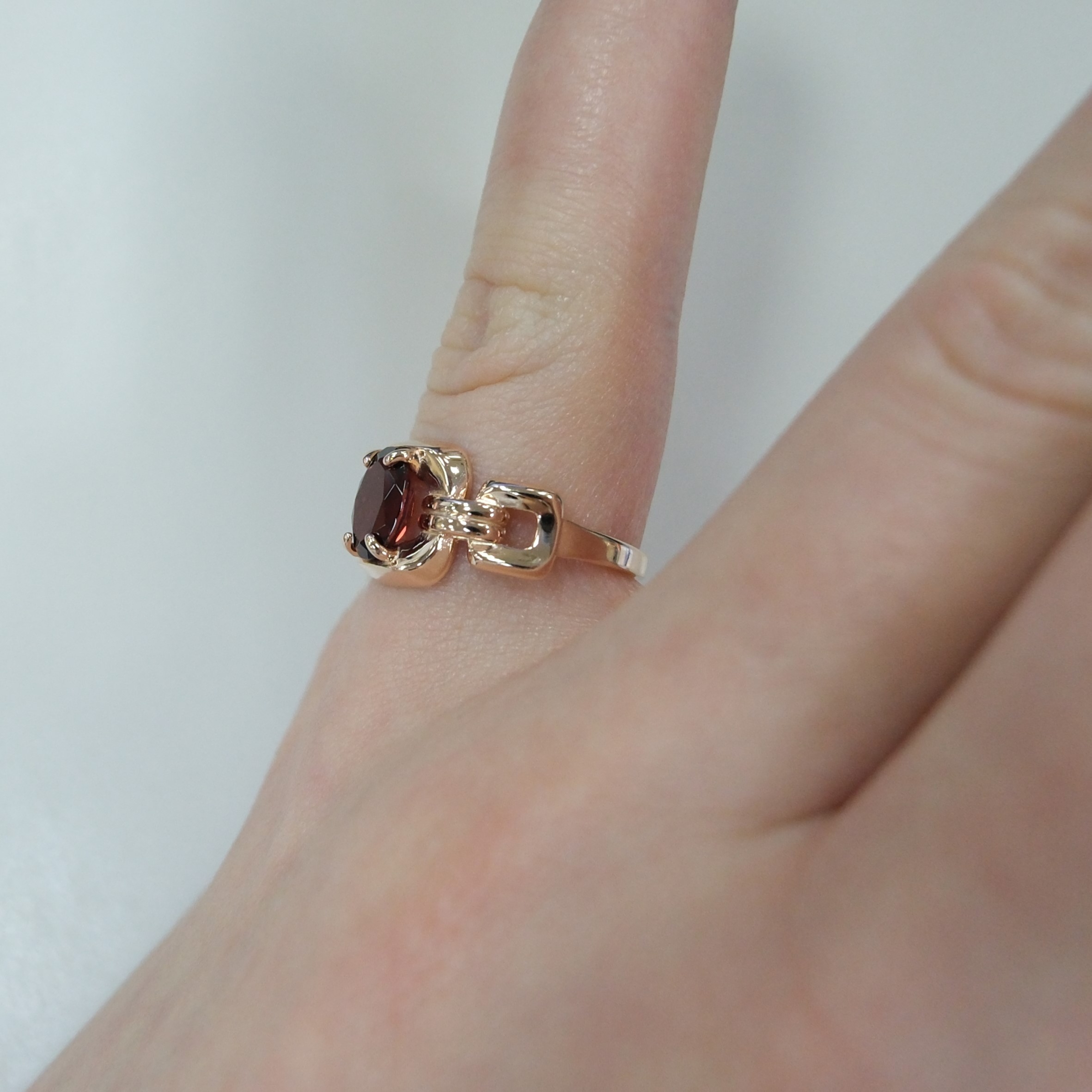 Серебряное кольцо с гранатом